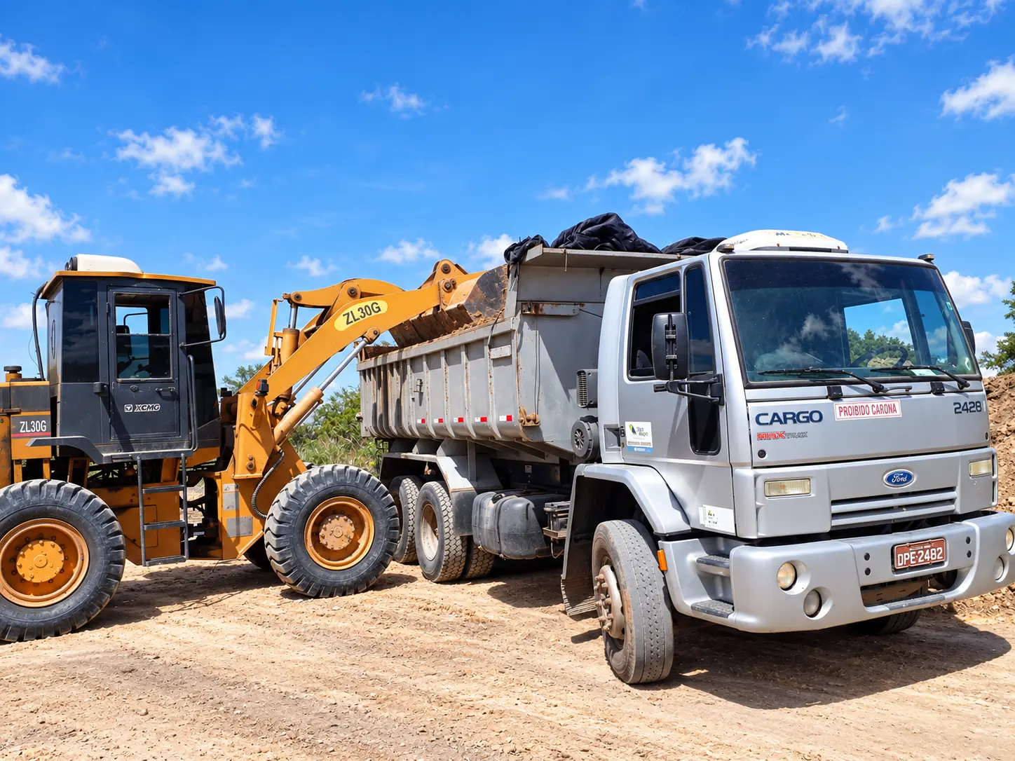 Caminhão caçamba truck Ford Cargo da MT Terraplanagem