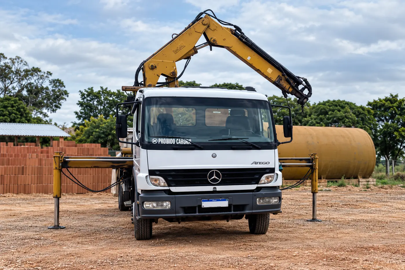 Caminhão munck Mercedes-Benz da MT Terraplanagem